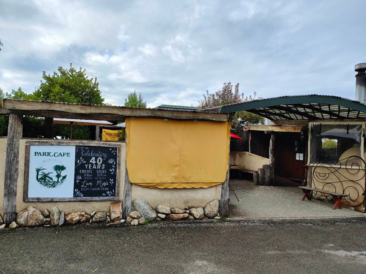 Park Cafe did not face the tidal flats; it felt more like a place that belonged to Mārahau.