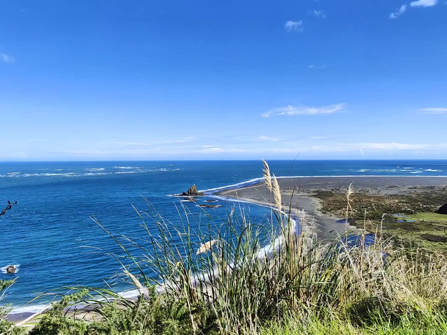 The west coast and Manukau Harbour seen from the Ōmanawanui ridge