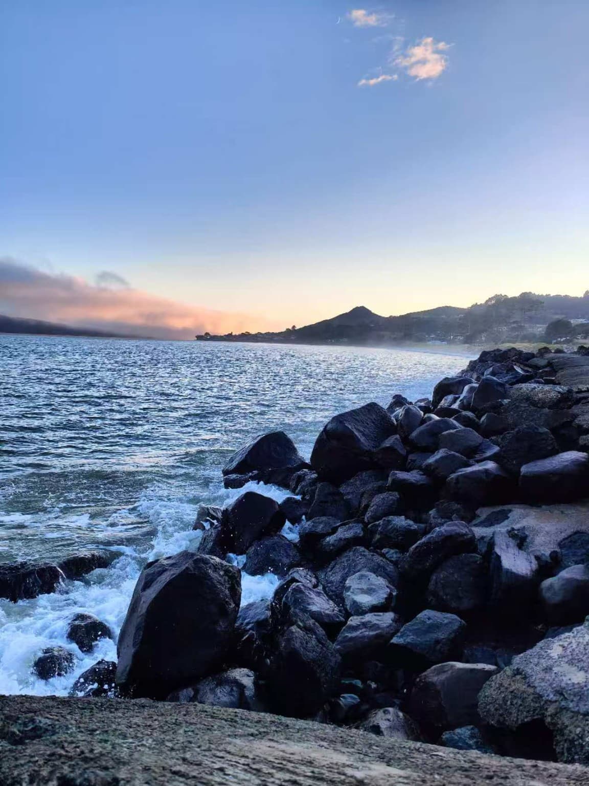 omapere rocky shore