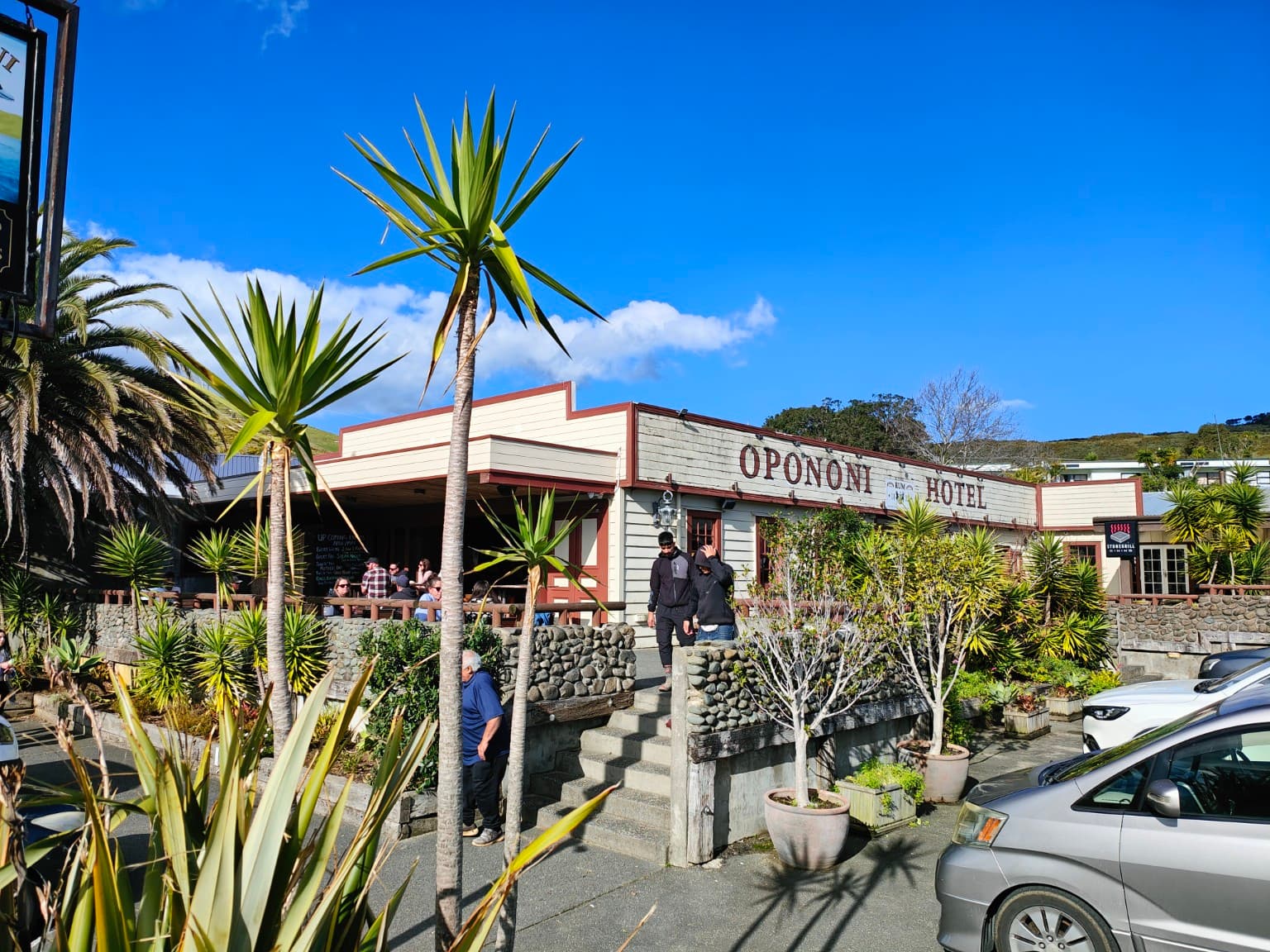 opononi hotel