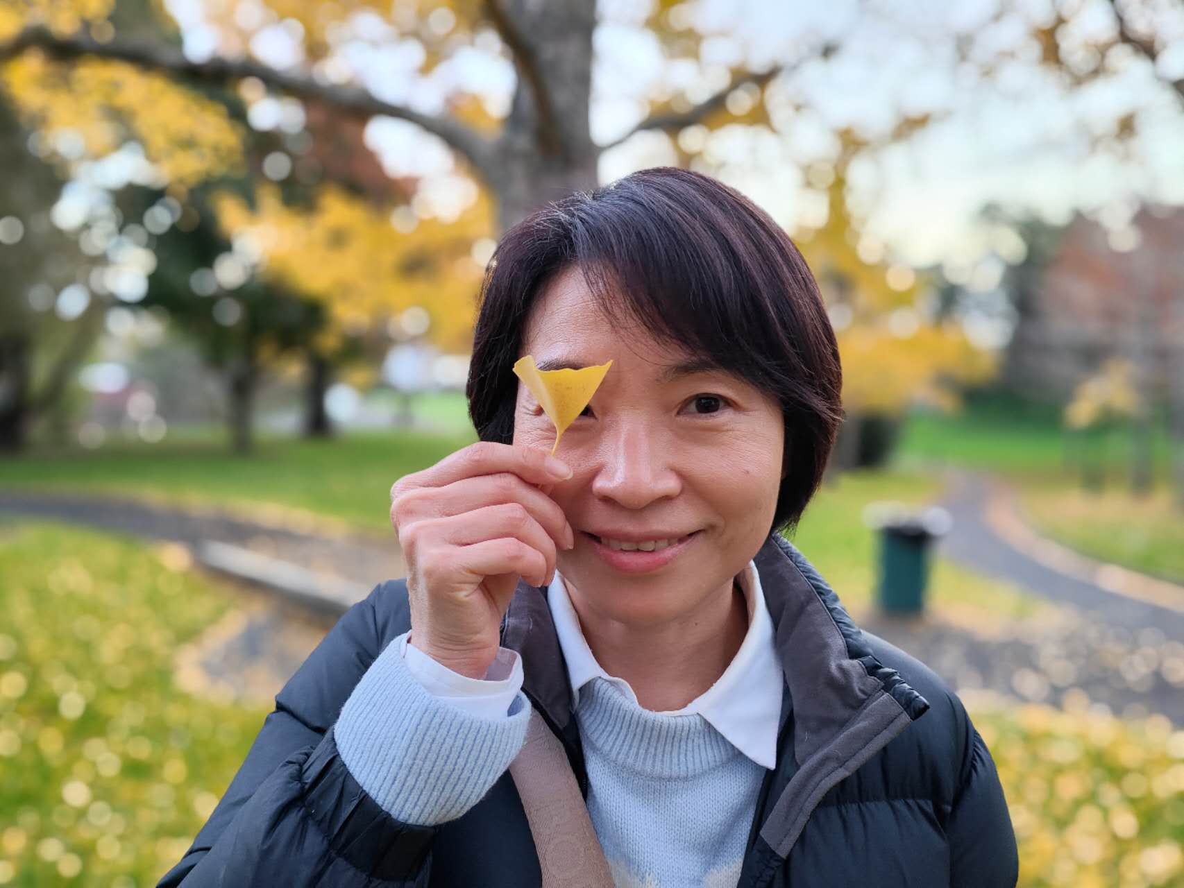 Katherine 拿着银杏叶