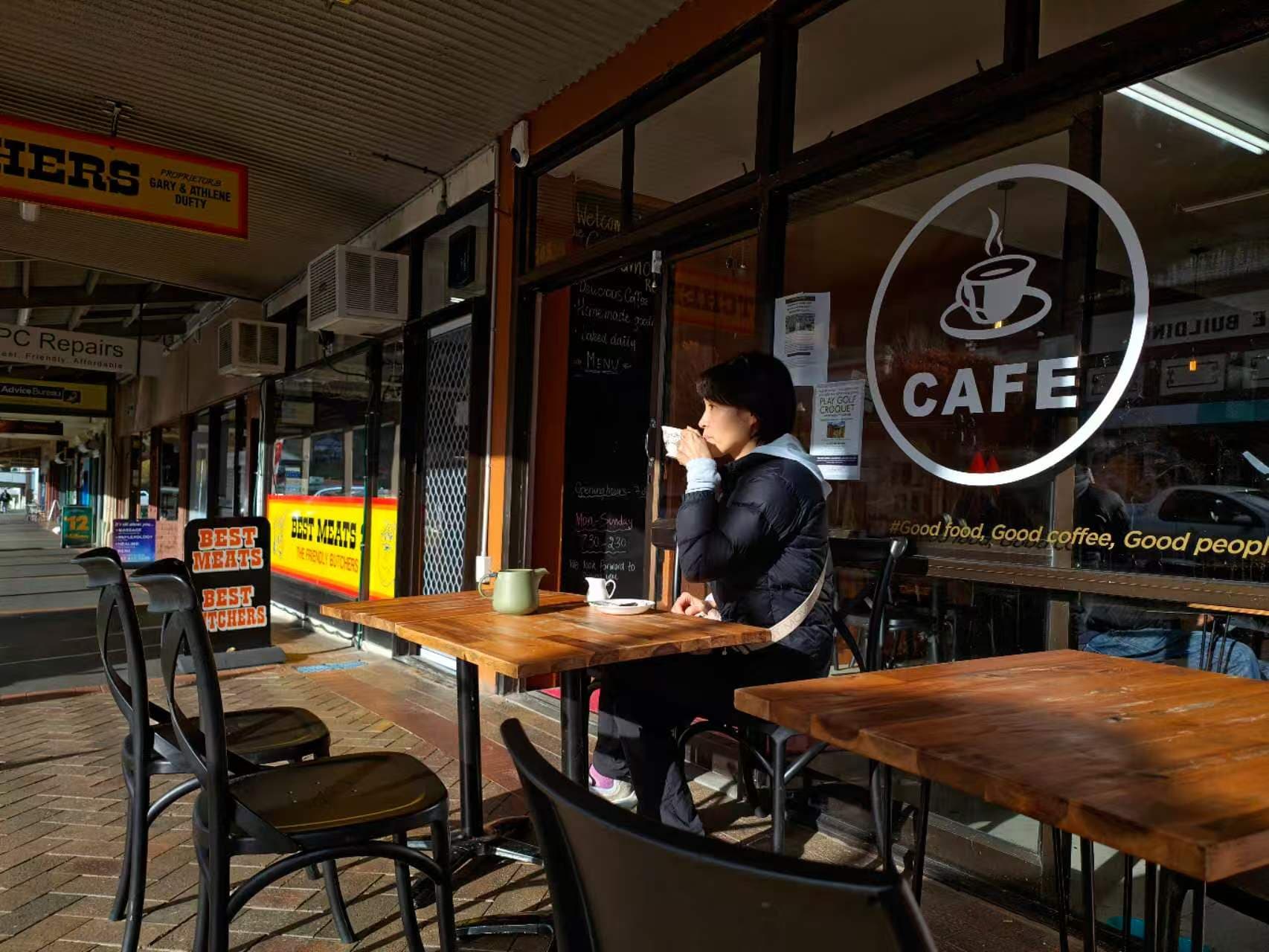 Te Aroha 的 Cinnamon Room 临街座位