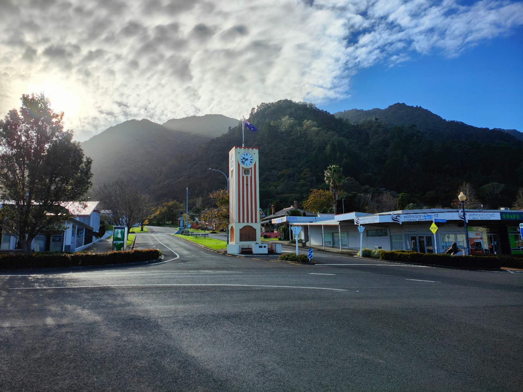 从 Te Aroha 镇区望向山体