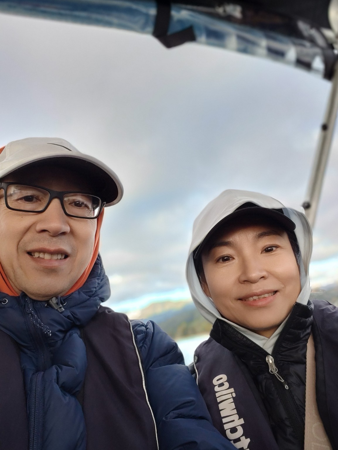 水上巴士向北,两个人把帽子和外套都收紧了。
