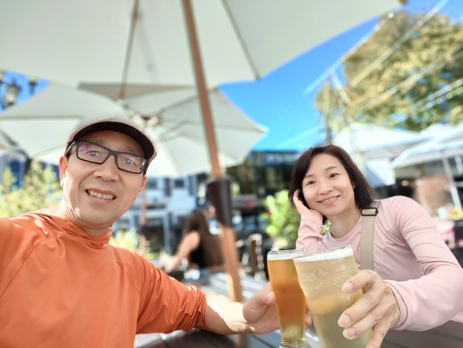 很久以后,我们又有时间坐下来,一人喝一杯生啤。